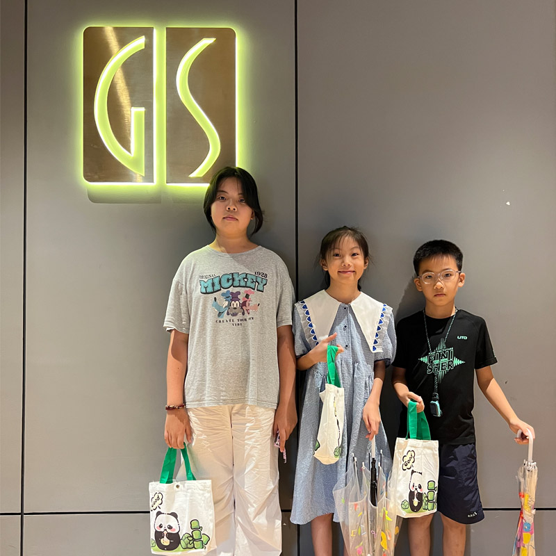 GIS暑期观影活动儿童合照