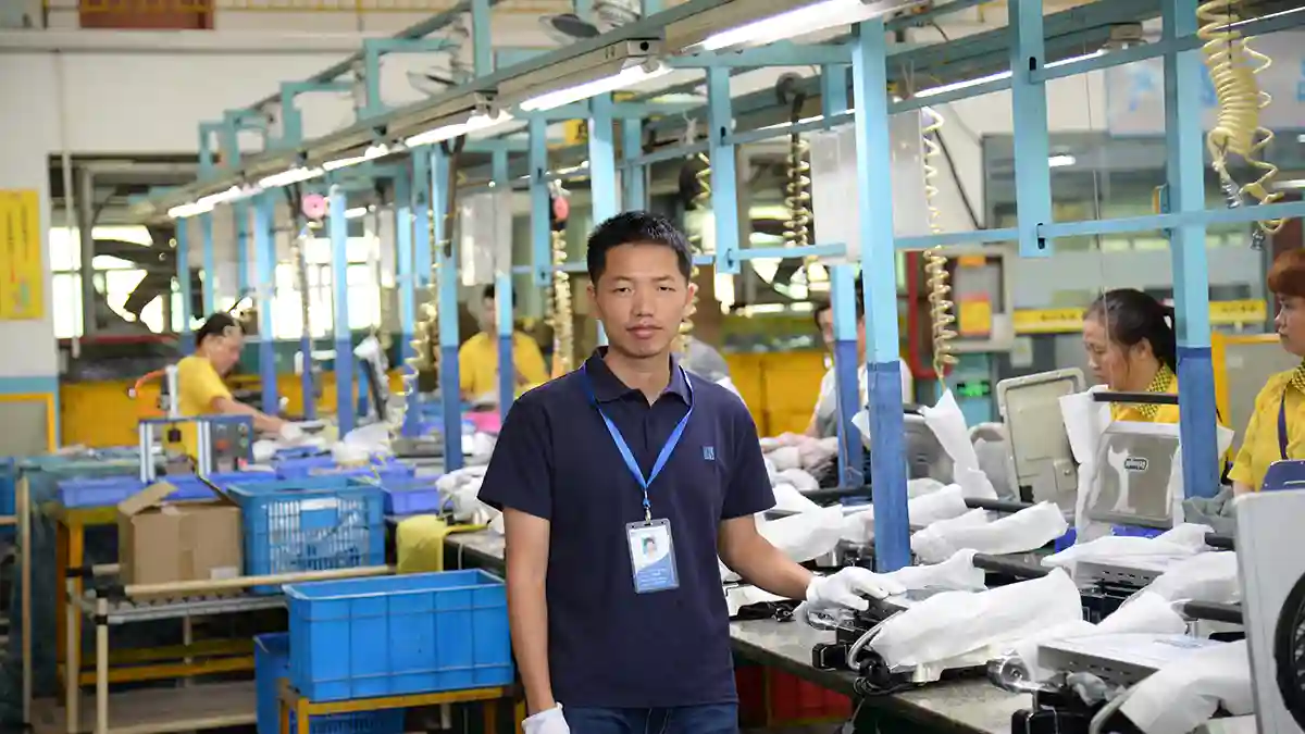 第三方检品公司鼎嘉质量检品公司，检验员在工厂验货